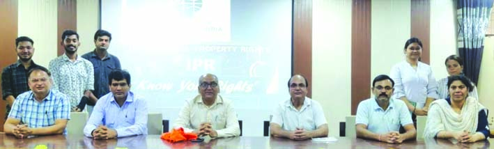 व्याख्यान के दौरान मंचासीन अतिथि व्याख्यान के दौरान मंचासीन अतिथि