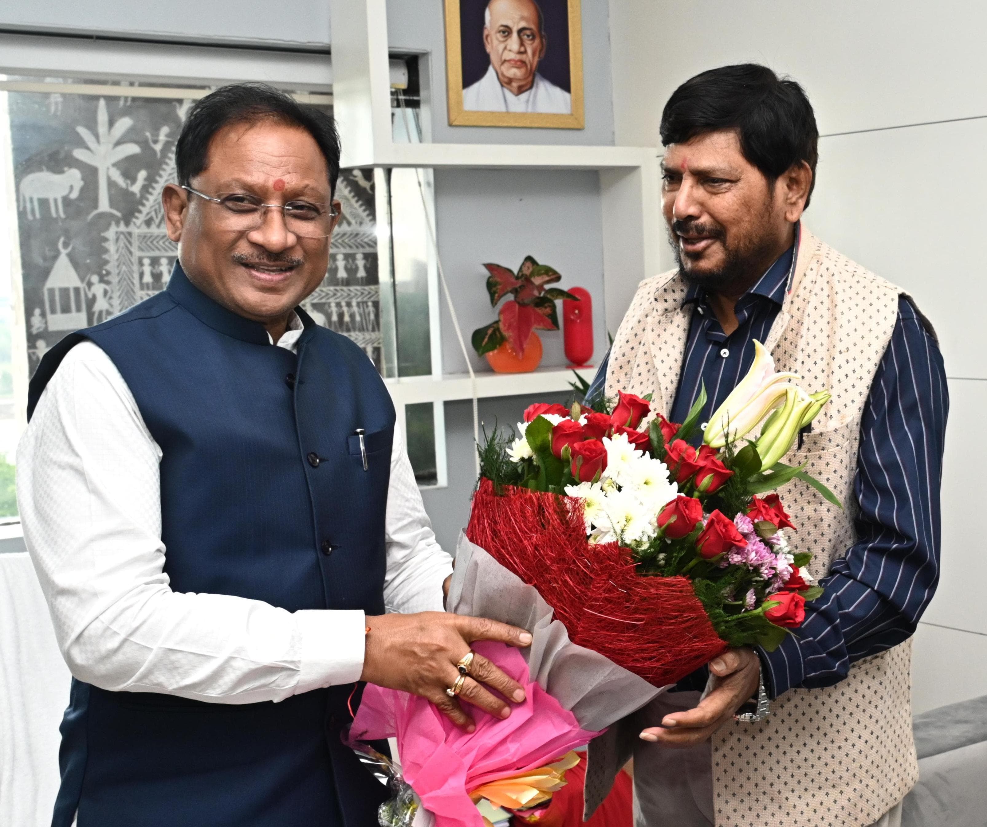 मुख्यमंत्री विष्णु देव साय से मंत्रालय महानदी भवन नया रायपुर में केंद्रीय सामाजिक न्याय एवं अधिकारिता राज्य मंत्री रामदास अठावले सौजन्य मुलाकात करते