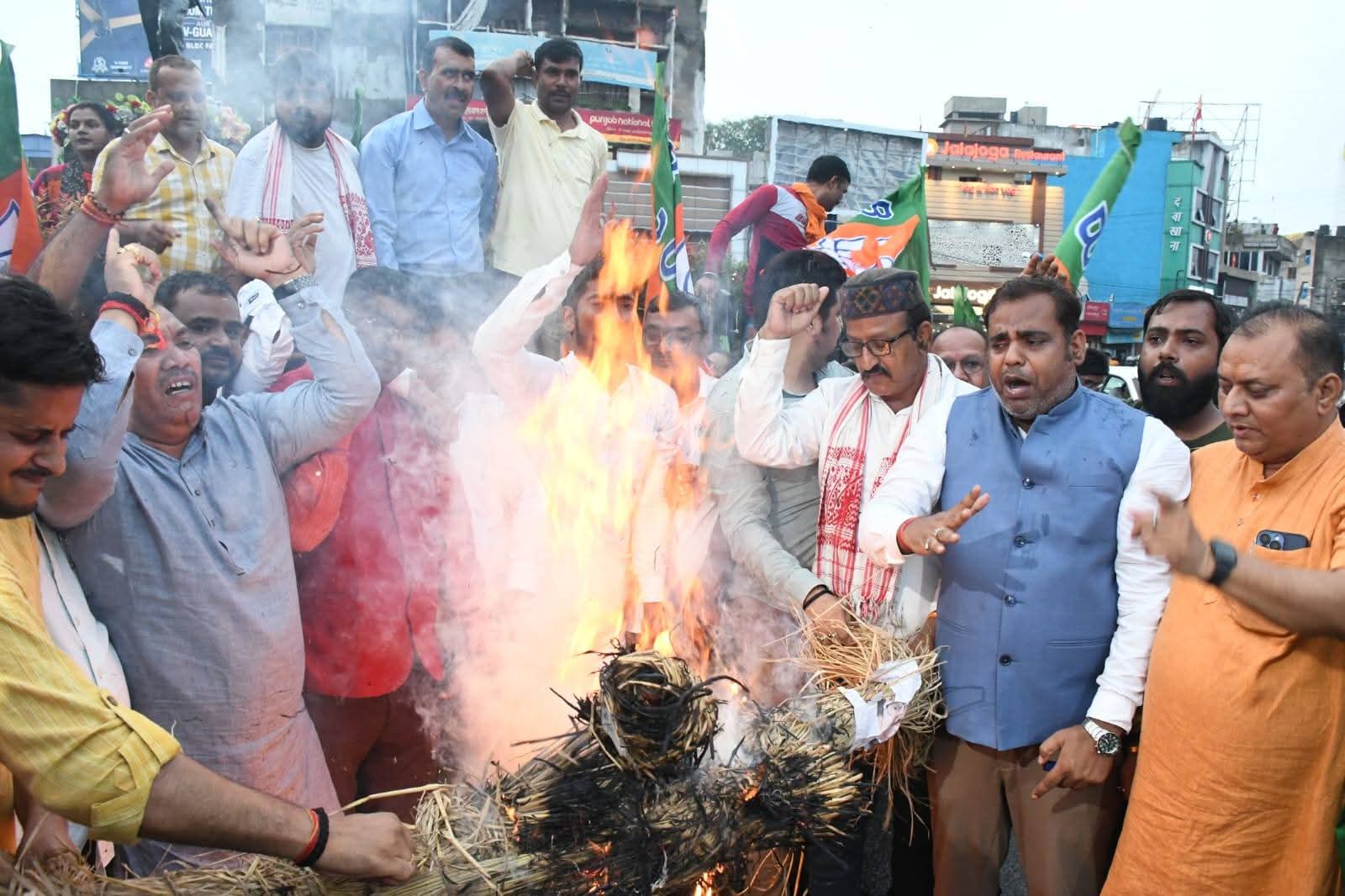 मुख्यमंत्री का पुतला दहन करते भाजपा के कार्यकर्ता मुख्यमंत्री का पुतला दहन करते भाजपा के कार्यकर्ता