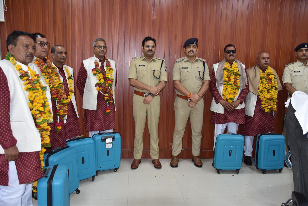 दमोह-एक रंग में रंगे दिखे सेवानिवृत पुलिस अधिकारी कर्मचारी दमोह-एक रंग में रंगे दिखे सेवानिवृत पुलिस अधिकारी कर्मचारी