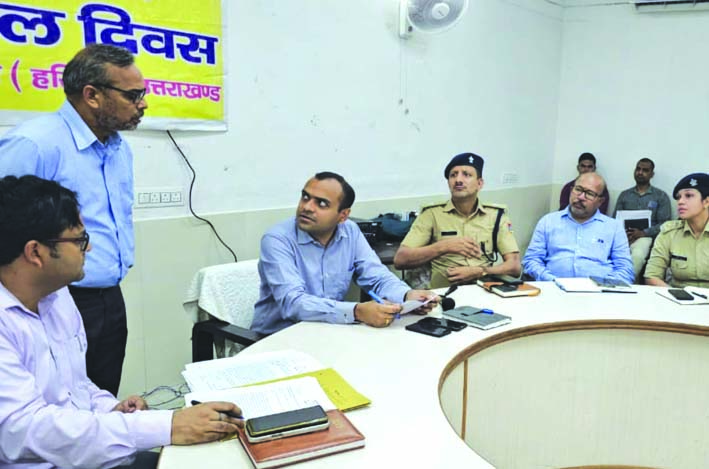तहसील दिवस पर जन सुनवाई करते डीएम तहसील दिवस पर जन सुनवाई करते डीएम