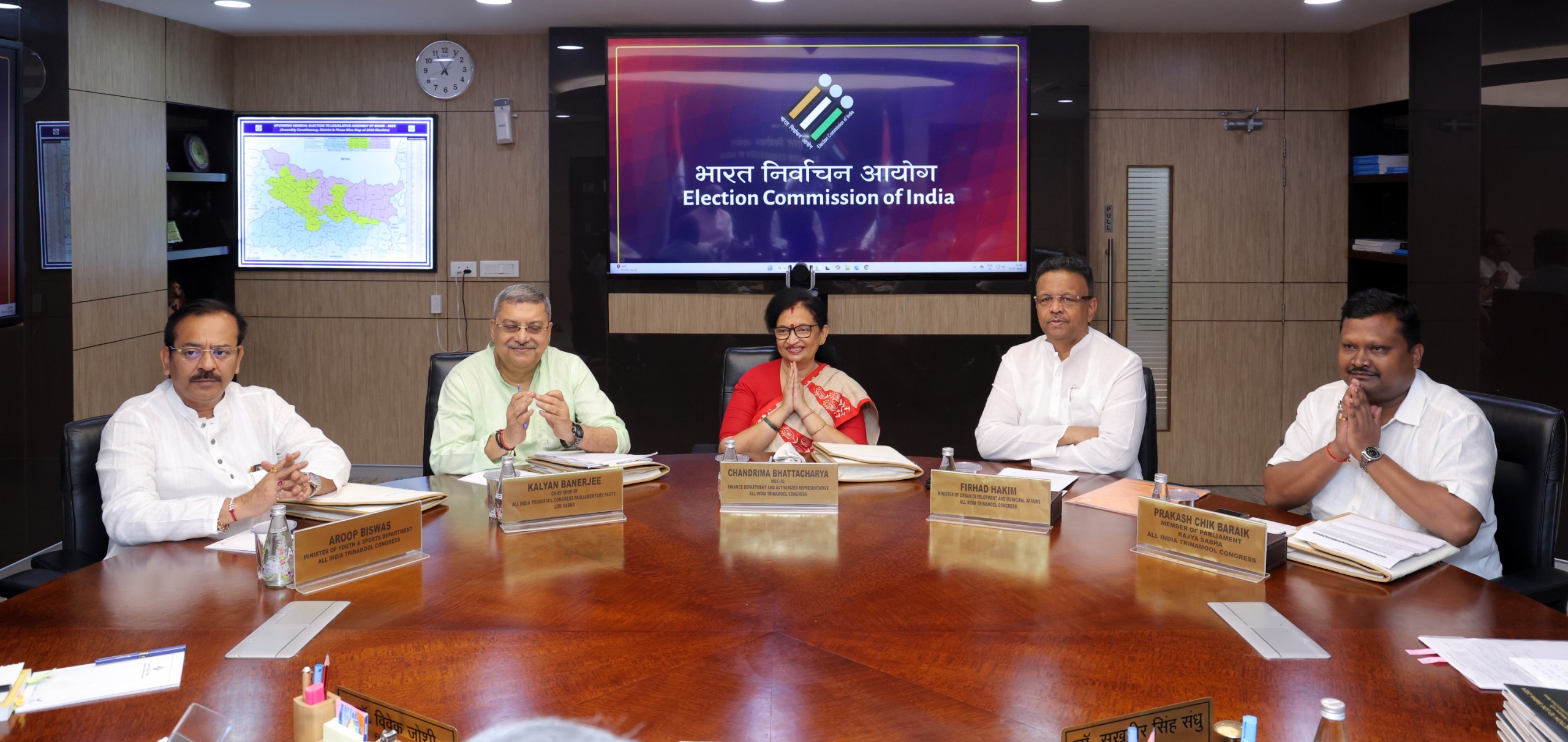 चुनाव आयोग से मुलाकात करता टीएमसी का प्रतिनिधि मंडल चुनाव आयोग से मुलाकात करता टीएमसी का प्रतिनिधि मंडल