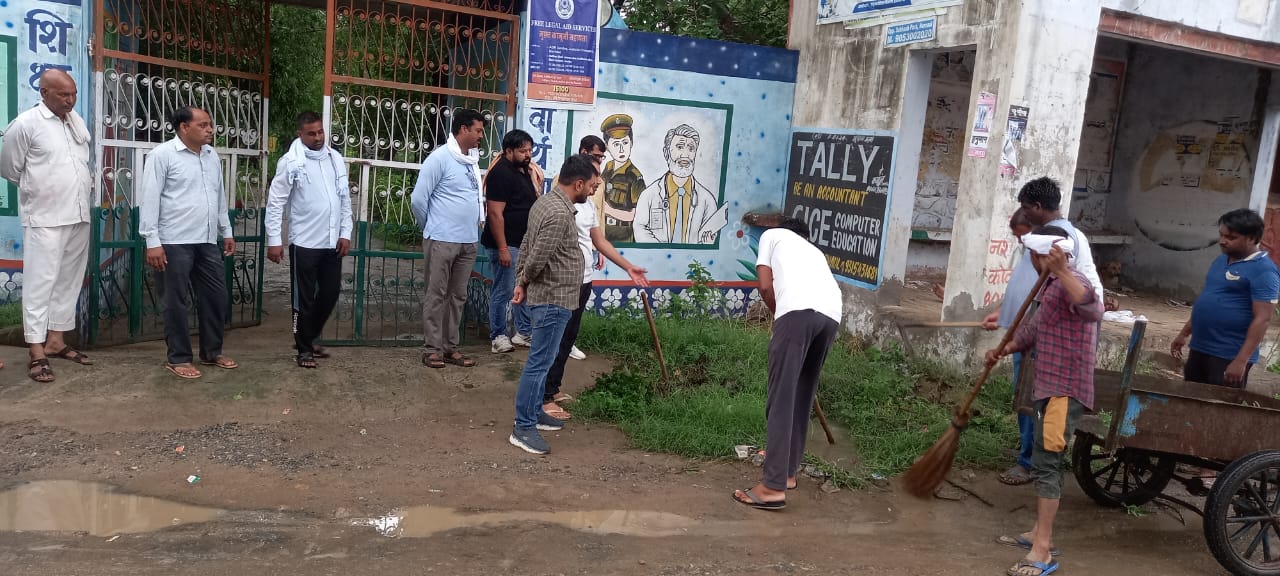 सफाई अभियान में शामिल ग्रामीण।