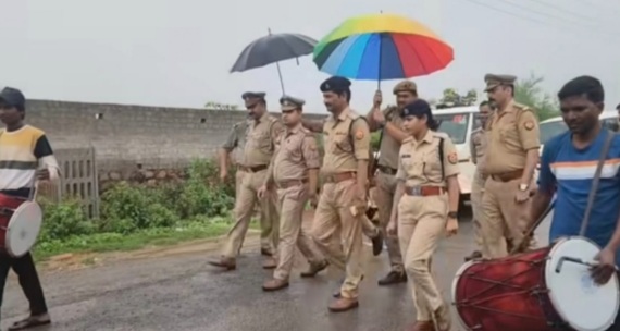 संपत्ति कुर्क करते राजस्व व पुलिस के अधिकारी