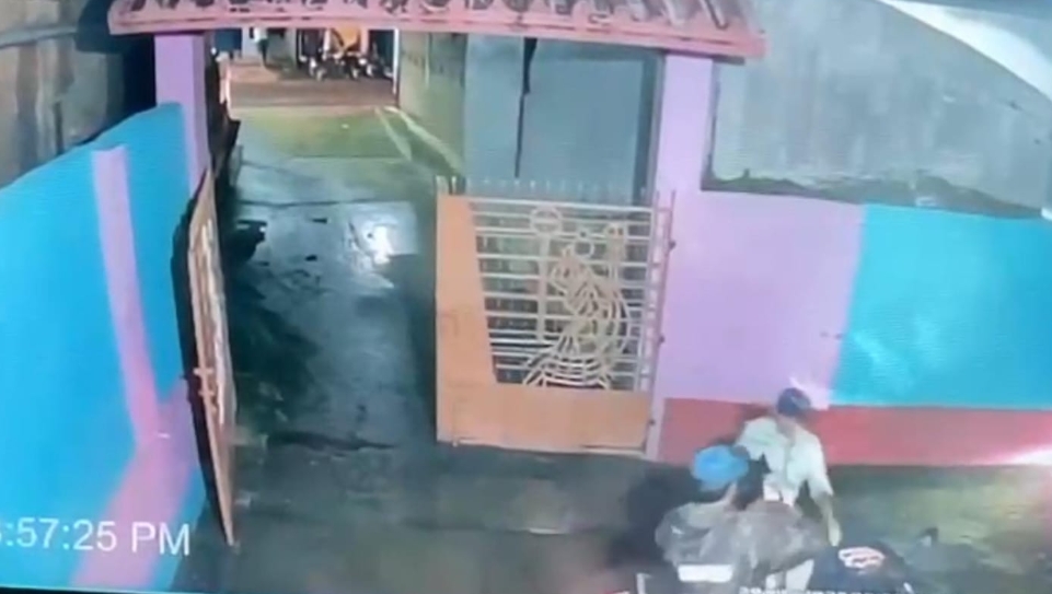 सीसीटीवी कैमरा में कैद लुटेरे और पीड़ित व्यवसायी
