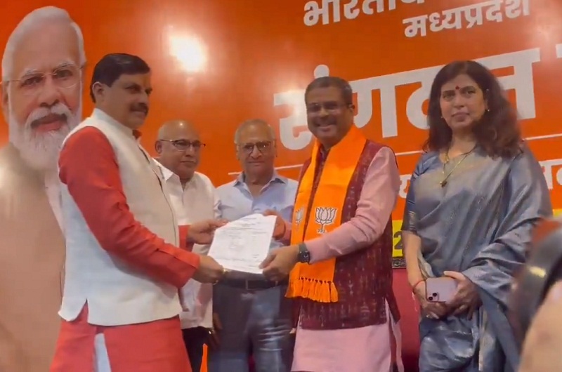 हेमंत खंडेलवाल का नामांकन दाखिल करते हुए मुख्यमंत्री