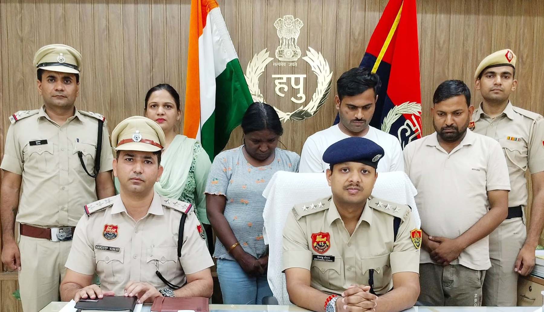 गुरुग्राम पुलिस की गिरफ्त में ठगी के आराेपी। गुरुग्राम पुलिस की गिरफ्त में ठगी के आराेपी।