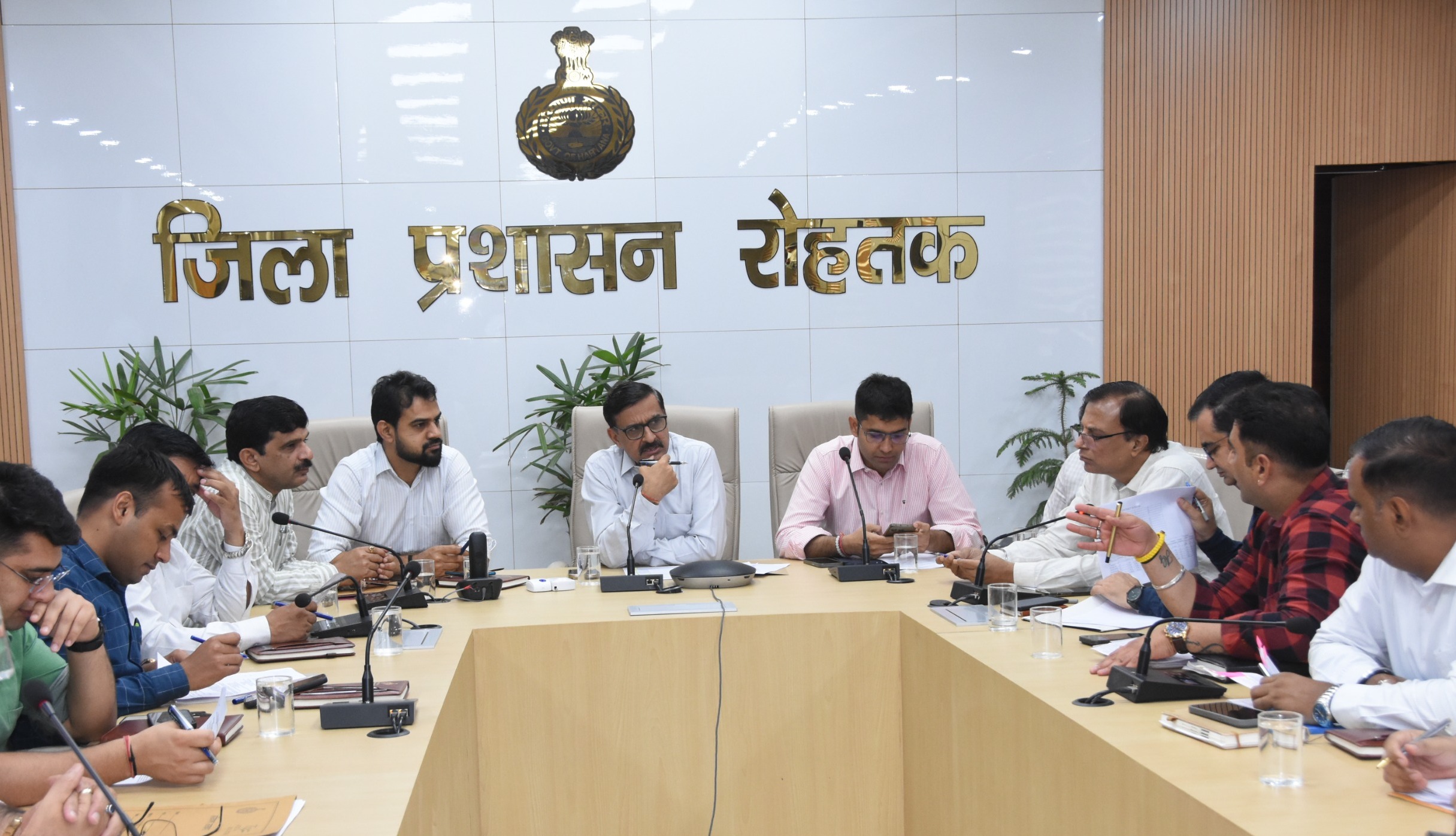 बाढ़ रोकने के लिए अधिकारियों की बैठक लेते डीसी धर्मेंद्र सिंह बाढ़ रोकने के लिए अधिकारियों की बैठक लेते डीसी धर्मेंद्र सिंह