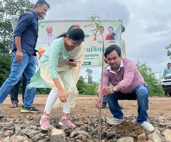 इंदौरः लोक निर्माण विभाग के अधिकारी-कर्मचारियों ने किया वृहद पौधरोपण इंदौरः लोक निर्माण विभाग के अधिकारी-कर्मचारियों ने किया वृहद पौधरोपण