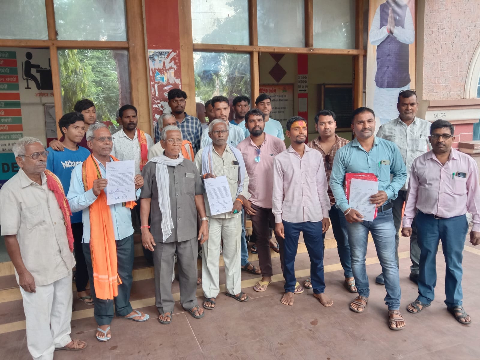 नगर निगम कार्यालय के सामने समस्या बताते हुए हटकेशर के रहवासी। नगर निगम कार्यालय के सामने समस्या बताते हुए हटकेशर के रहवासी।