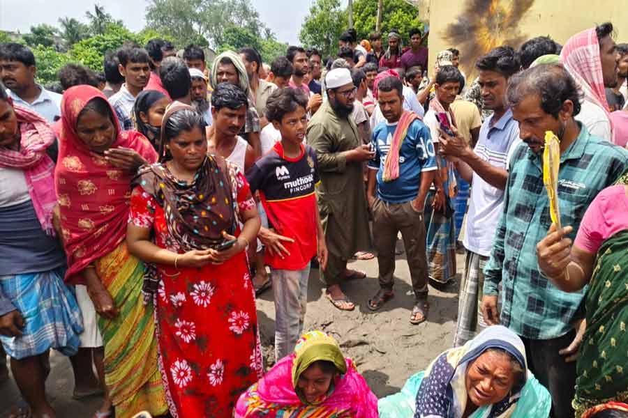 मुर्शिदाबाद में जमीन विवाद में खूनी संघर्ष: बम हमले में एक की मौत मुर्शिदाबाद में जमीन विवाद में खूनी संघर्ष: बम हमले में एक की मौत