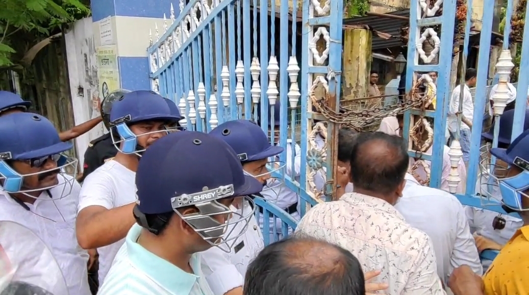 नगर पालिका में घुसते भाजपा नेता नगर पालिका में घुसते भाजपा नेता