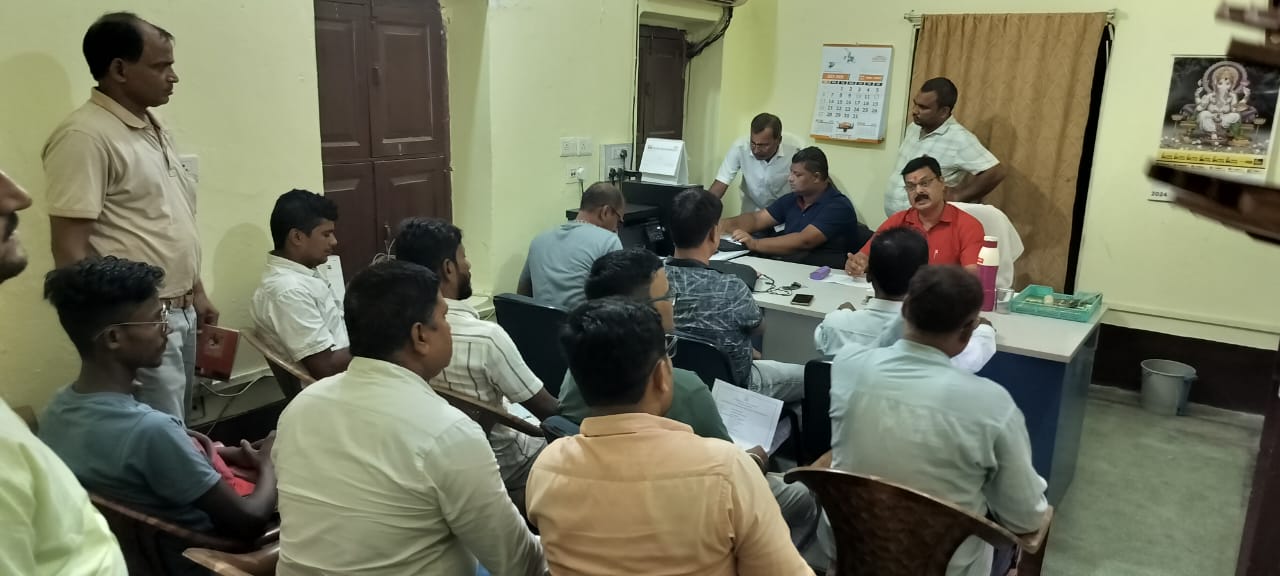 कैंप में आवेदन के लिए जुटे किसान कैंप में आवेदन के लिए जुटे किसान