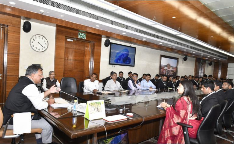 प्रशिक्षु पीसीएस अधिकारियों से परिचय करते मुख्य सचिव प्रशिक्षु पीसीएस अधिकारियों से परिचय करते मुख्य सचिव