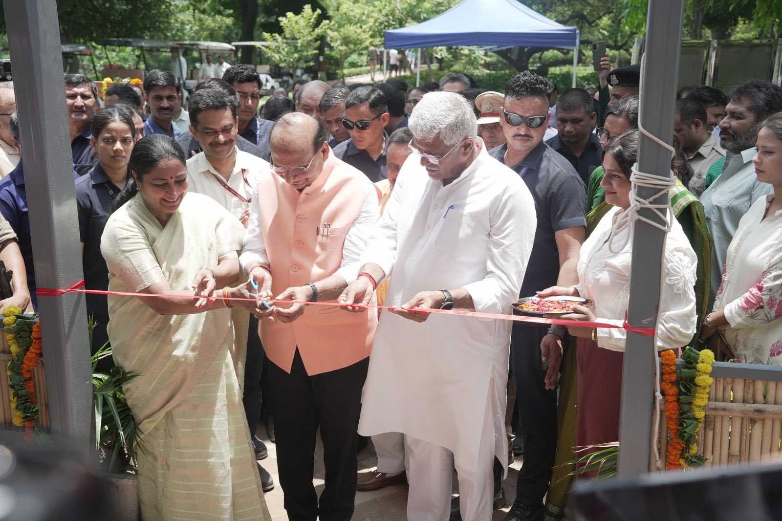शालीमार बाग स्थित पुनर्स्थापित ‘मध्यकालीन शीश महल’ का बुधवार को उद्घाटन करती मुख्यमंत्री रेखा गुप्ता, केंद्रीय संस्कृति एवं पर्यटन मंत्री गजेंद्र सिंह शेखावत, उपराज्यपाल विनय कुमार सक्सेना एवं सांसद प्रवीण खंडेलवाल शालीमार बाग स्थित पुनर्स्थापित ‘मध्यकालीन शीश महल’ का बुधवार को उद्घाटन करती मुख्यमंत्री रेखा गुप्ता, केंद्रीय संस्कृति एवं पर्यटन मंत्री गजेंद्र सिंह शेखावत, उपराज्यपाल विनय कुमार सक्सेना एवं सांसद प्रवीण खंडेलवाल
