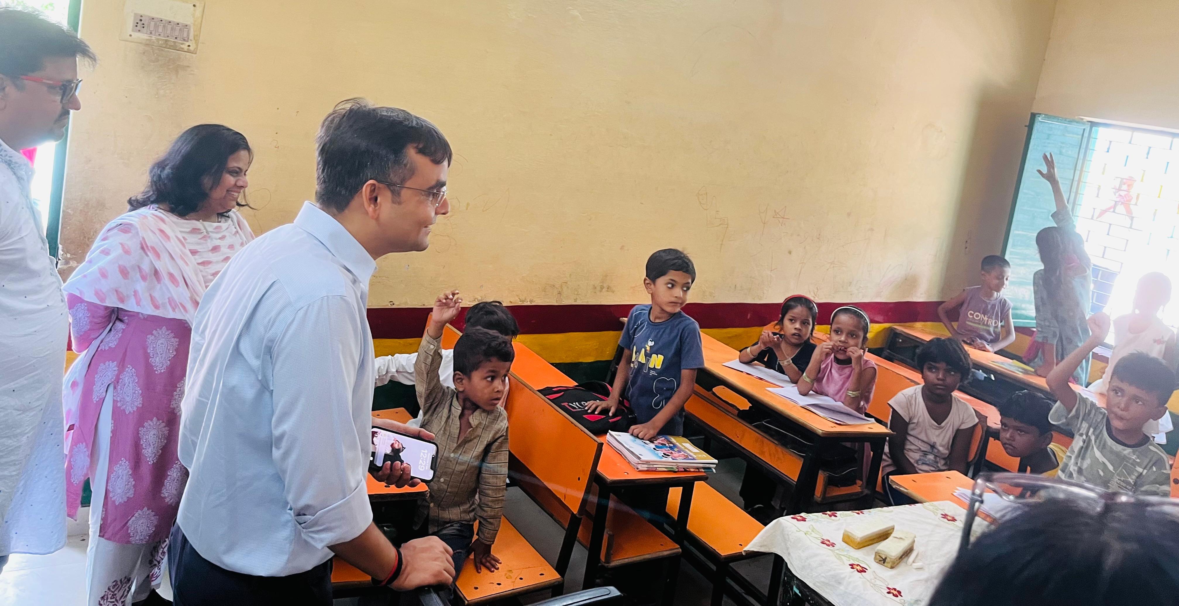 जिलाधिकारी बाढ़ चौकी प्राथमिक विद्यालय में जिलाधिकारी बाढ़ चौकी प्राथमिक विद्यालय में