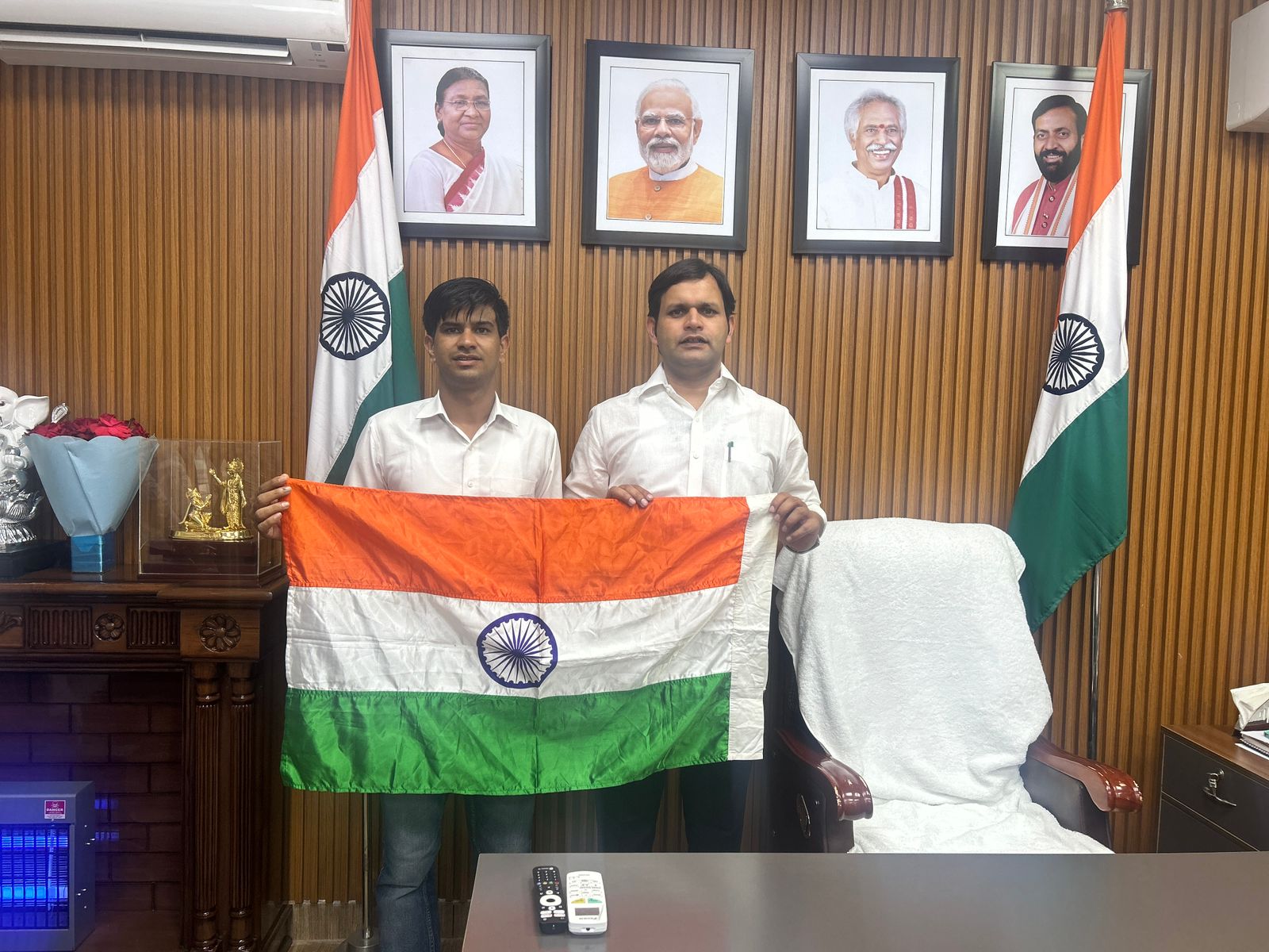 हरियाणा के खेल मंत्री गौरव गौतम पर्वतारोही नरेंद्र को ध्वज भेंट करते हुए हरियाणा के खेल मंत्री गौरव गौतम पर्वतारोही नरेंद्र को ध्वज भेंट करते हुए