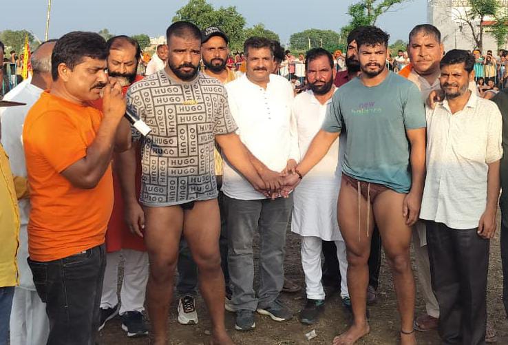 दंगल में भाग लेनेवाले पहलवान आर अतिथिगण््् दंगल में भाग लेनेवाले पहलवान आर अतिथिगण्््
