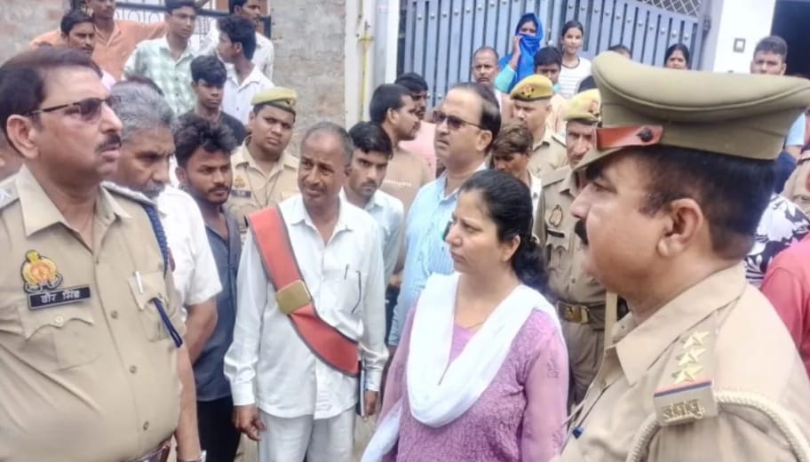 घटनास्थल पर पहुंचे एसडीएम व सीओ घटनास्थल पर पहुंचे एसडीएम व सीओ