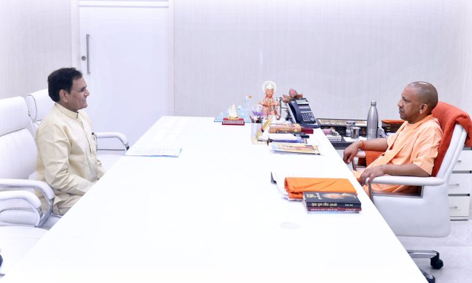 सदस्य विधान परिषद डॉ. लालजी प्रसाद निर्मल मुख्यमंत्री से मुलाकात करते हुए। सदस्य विधान परिषद डॉ. लालजी प्रसाद निर्मल मुख्यमंत्री से मुलाकात करते हुए।