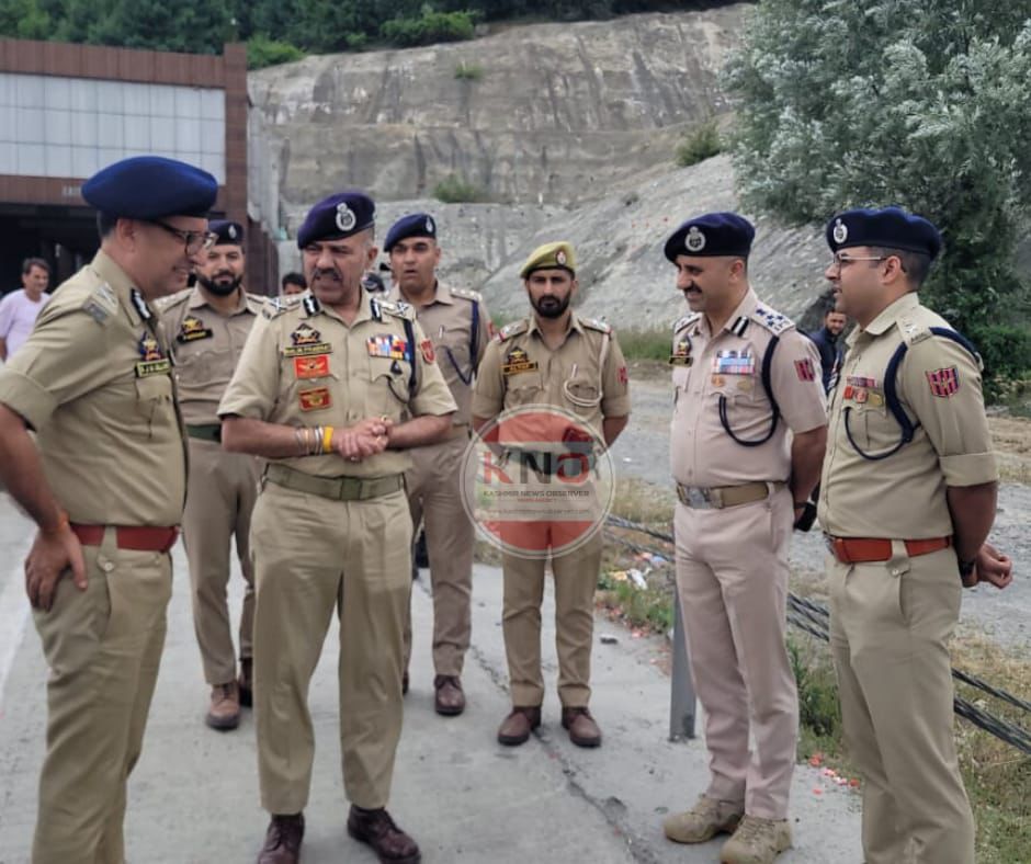 जम्मू-कश्मीर के डीजीपी ने काजीगुंड में नायवुग सुरंग में यात्रा सुरक्षा की समीक्षा की जम्मू-कश्मीर के डीजीपी ने काजीगुंड में नायवुग सुरंग में यात्रा सुरक्षा की समीक्षा की
