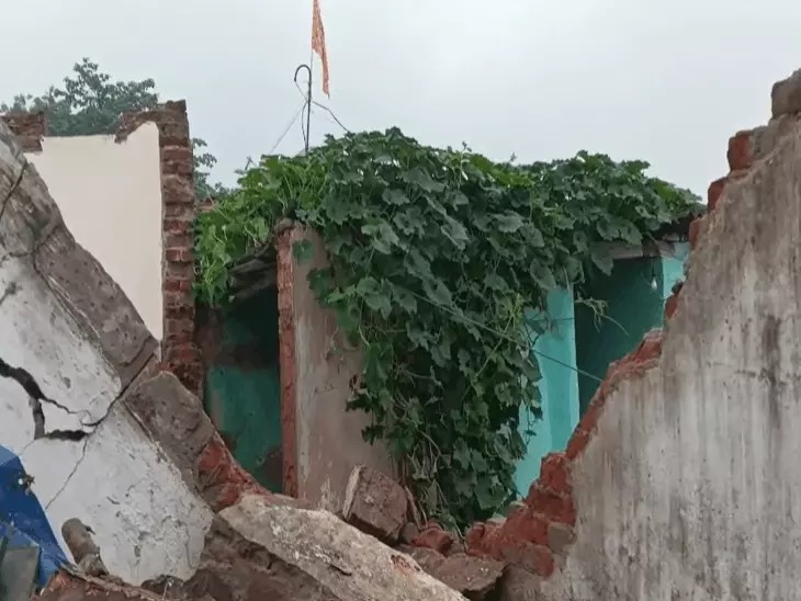 कोरबा : लगातार बारिश से ढोढ़ीपारा भैंस खटाल बस्ती में ढह गई घर की छत कोरबा : लगातार बारिश से ढोढ़ीपारा भैंस खटाल बस्ती में ढह गई घर की छत