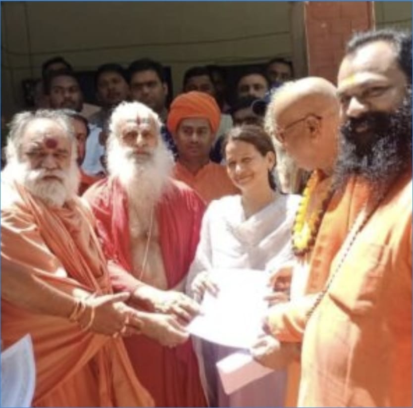 ज्ञापन देते साधु संत ज्ञापन देते साधु संत