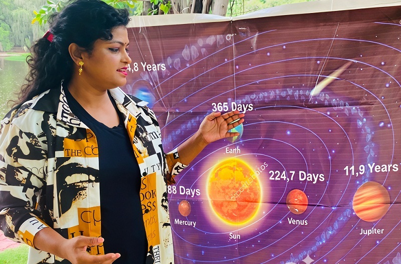 खगोलीय घटना की जानकारी देते हुए विज्ञान प्रसार सारिका खगोलीय घटना की जानकारी देते हुए विज्ञान प्रसार सारिका