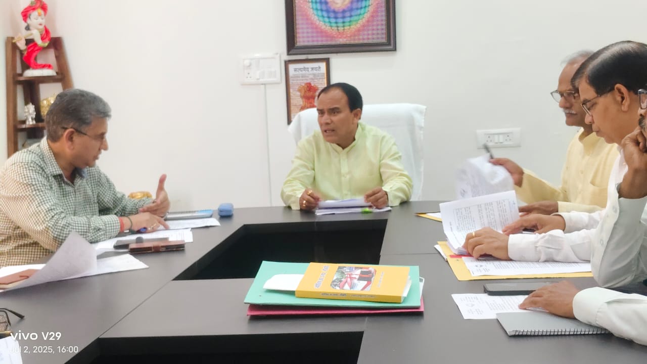 मंत्री धन सिंह रावत विभागीय बैठक करते। मंत्री धन सिंह रावत विभागीय बैठक करते।