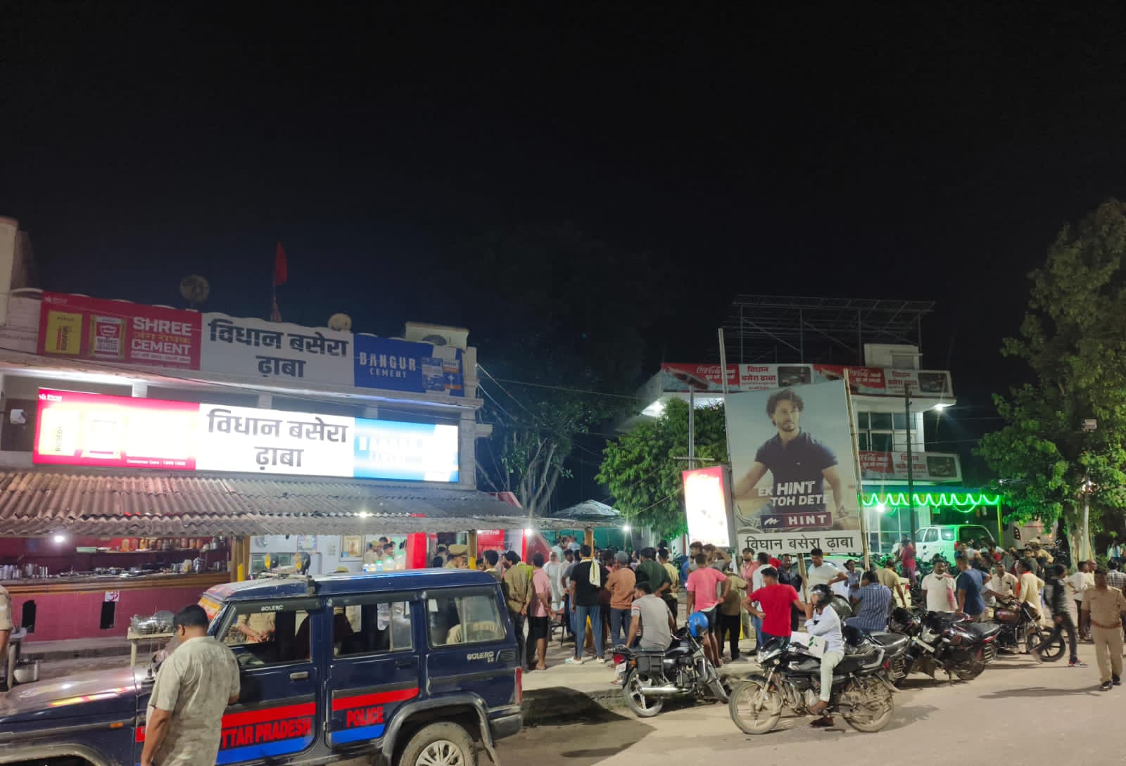 ढ़ाबे के बाहर जुटी भीड़ ढ़ाबे के बाहर जुटी भीड़
