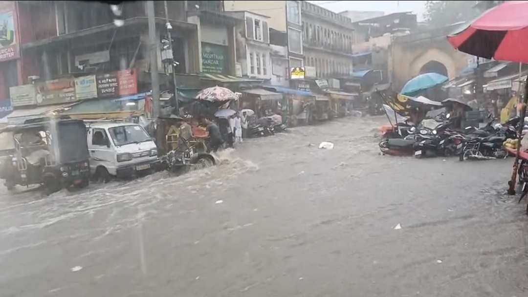 अजमेर में मूसलाधार बरसात जनजीवन अस्त व्यस्त सड़कें बनी नदियां, एसबीआई की दीवार गिरी एक की मौत तीन घायल अजमेर में मूसलाधार बरसात जनजीवन अस्त व्यस्त सड़कें बनी नदियां, एसबीआई की दीवार गिरी एक की मौत तीन घायल