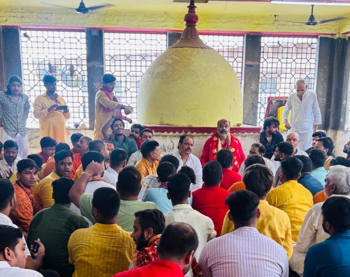 मां विंध्यवासिनी मंदिर के छत पर हुई इस आमसभा में व्यवस्थापिका समिति के सदस्य। मां विंध्यवासिनी मंदिर के छत पर हुई इस आमसभा में व्यवस्थापिका समिति के सदस्य।