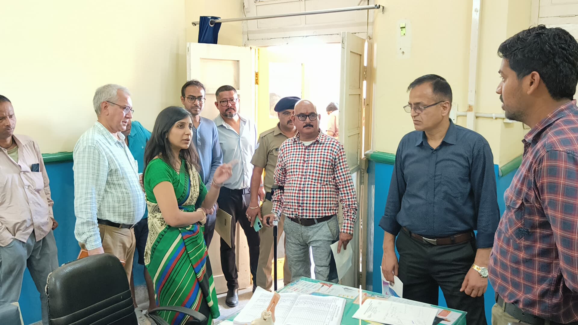 पौड़ी जिला अस्पताल का निरीक्षण करती डीएम पौड़ी जिला अस्पताल का निरीक्षण करती डीएम