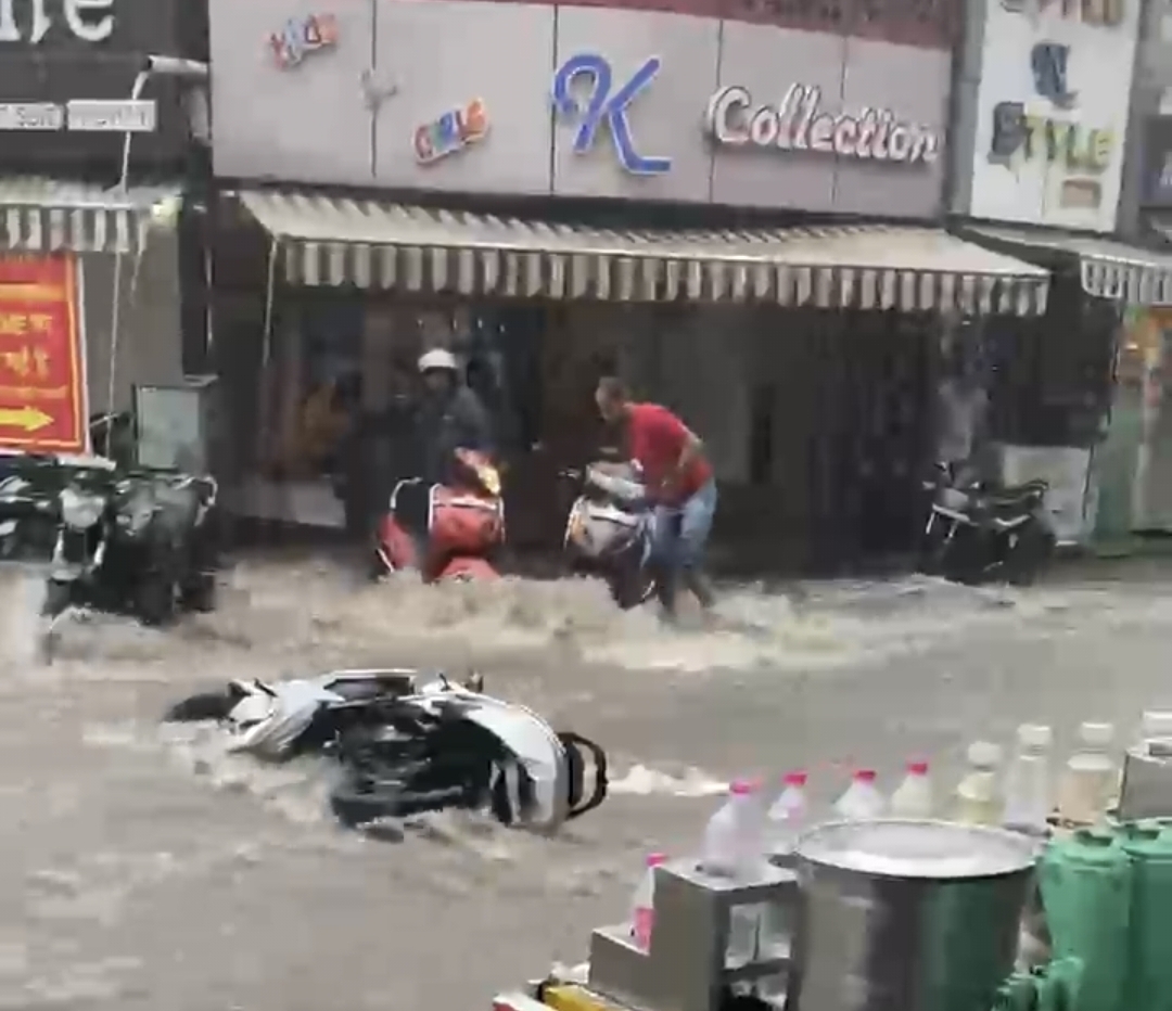 अजमेर में मूसलाधार बरसात जनजीवन अस्त व्यस्त सड़कें बनी नदियां, एसबीआई की दीवार गिरी एक की मौत तीन घायल अजमेर में मूसलाधार बरसात जनजीवन अस्त व्यस्त सड़कें बनी नदियां, एसबीआई की दीवार गिरी एक की मौत तीन घायल