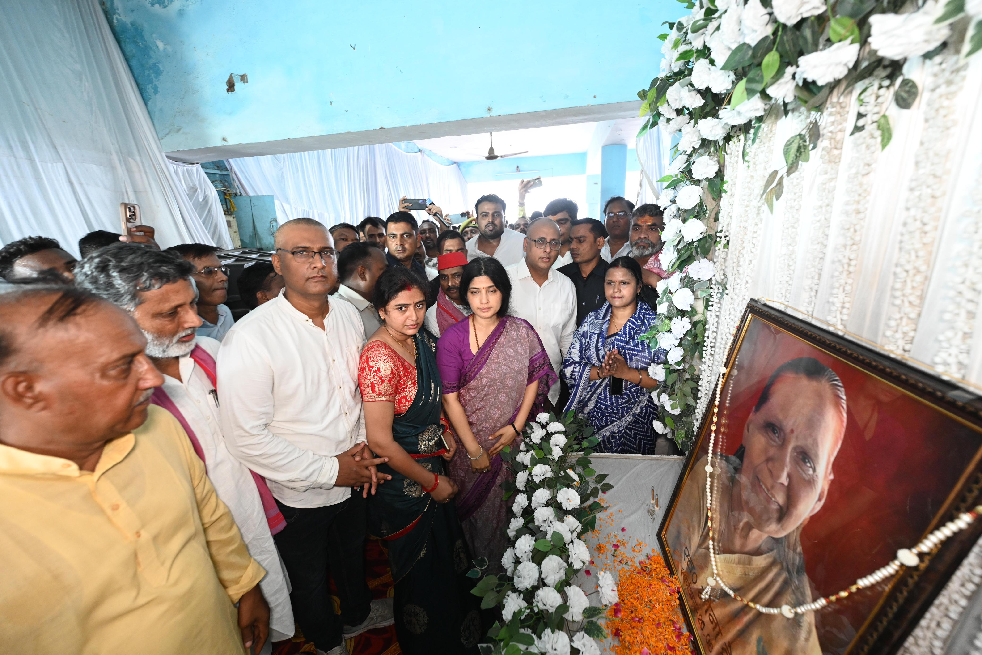 गोरखपुर पहुंची सपा सांसद डिंपल यादव सपा नेताओं के घर जाकर जताई शोक संवेदना* गोरखपुर पहुंची सपा सांसद डिंपल यादव सपा नेताओं के घर जाकर जताई शोक संवेदना*