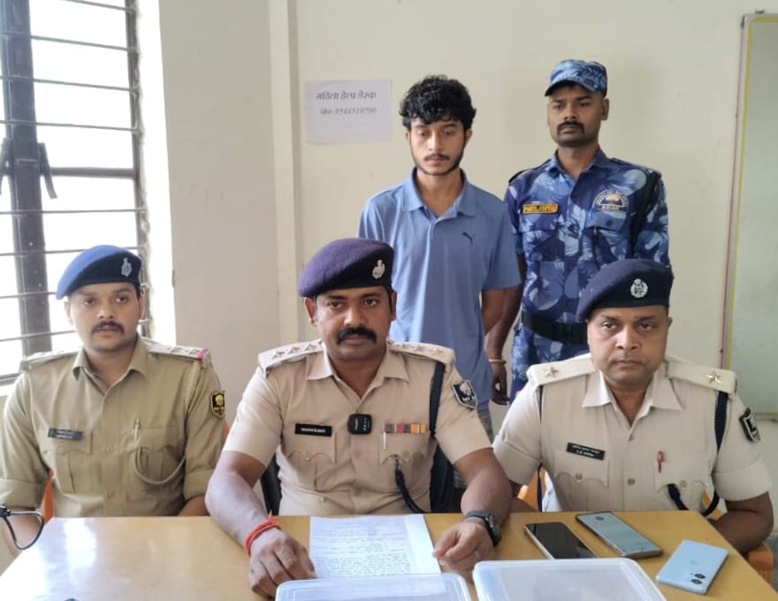 पुलिस टीम के गिरफ्त में शूटर पुलिस टीम के गिरफ्त में शूटर