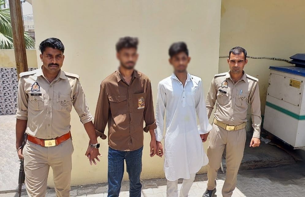 मुर्गा व्यापारी से लूट के दो आरोपित मुठभेड़ में गिरफ्तार मुर्गा व्यापारी से लूट के दो आरोपित मुठभेड़ में गिरफ्तार