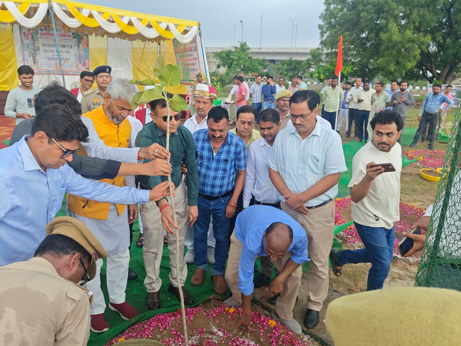 एक पेड़ मां के नाम 2.0 थीम पर मंडलायुक्त ने किया पौधरोपण एक पेड़ मां के नाम 2.0 थीम पर मंडलायुक्त ने किया पौधरोपण