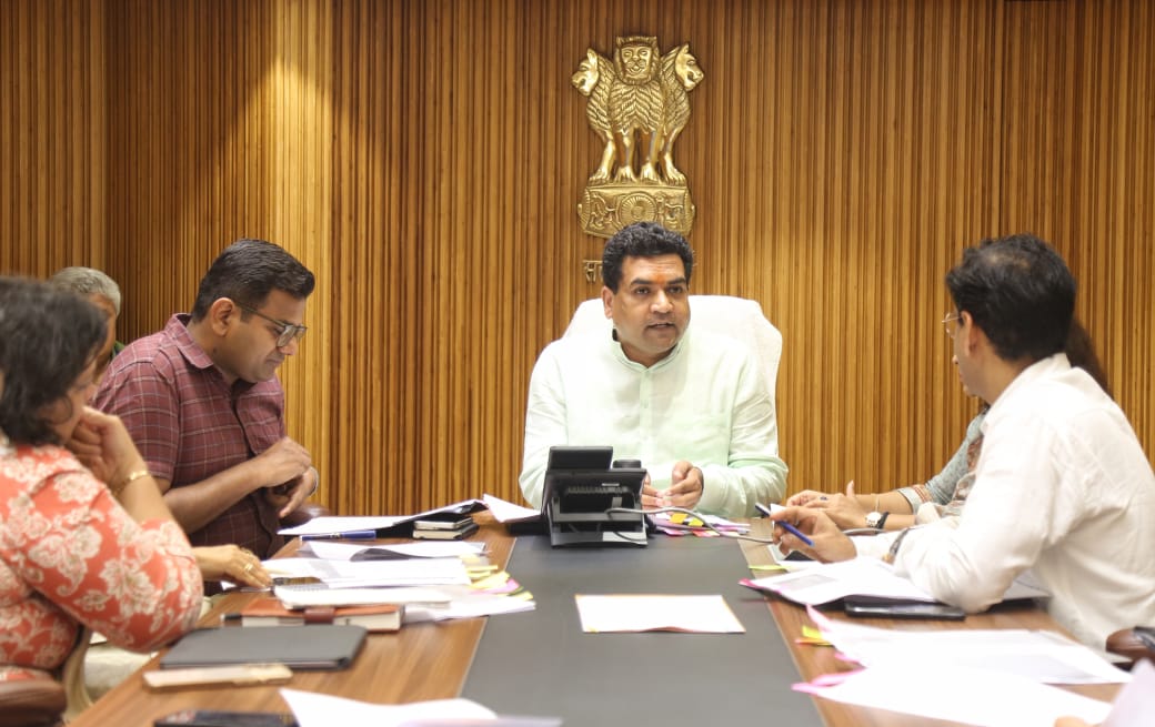 दिल्ली सचिवालय में विधि एवं न्याय, श्रम, रोजगार, विकास, पर्यटन, कला, संस्कृति और भाषा विभागों के वरिष्ठ अधिकारियों के साथ समीक्षा बैठक करते मंत्री कपिल मिश्रा दिल्ली सचिवालय में विधि एवं न्याय, श्रम, रोजगार, विकास, पर्यटन, कला, संस्कृति और भाषा विभागों के वरिष्ठ अधिकारियों के साथ समीक्षा बैठक करते मंत्री कपिल मिश्रा