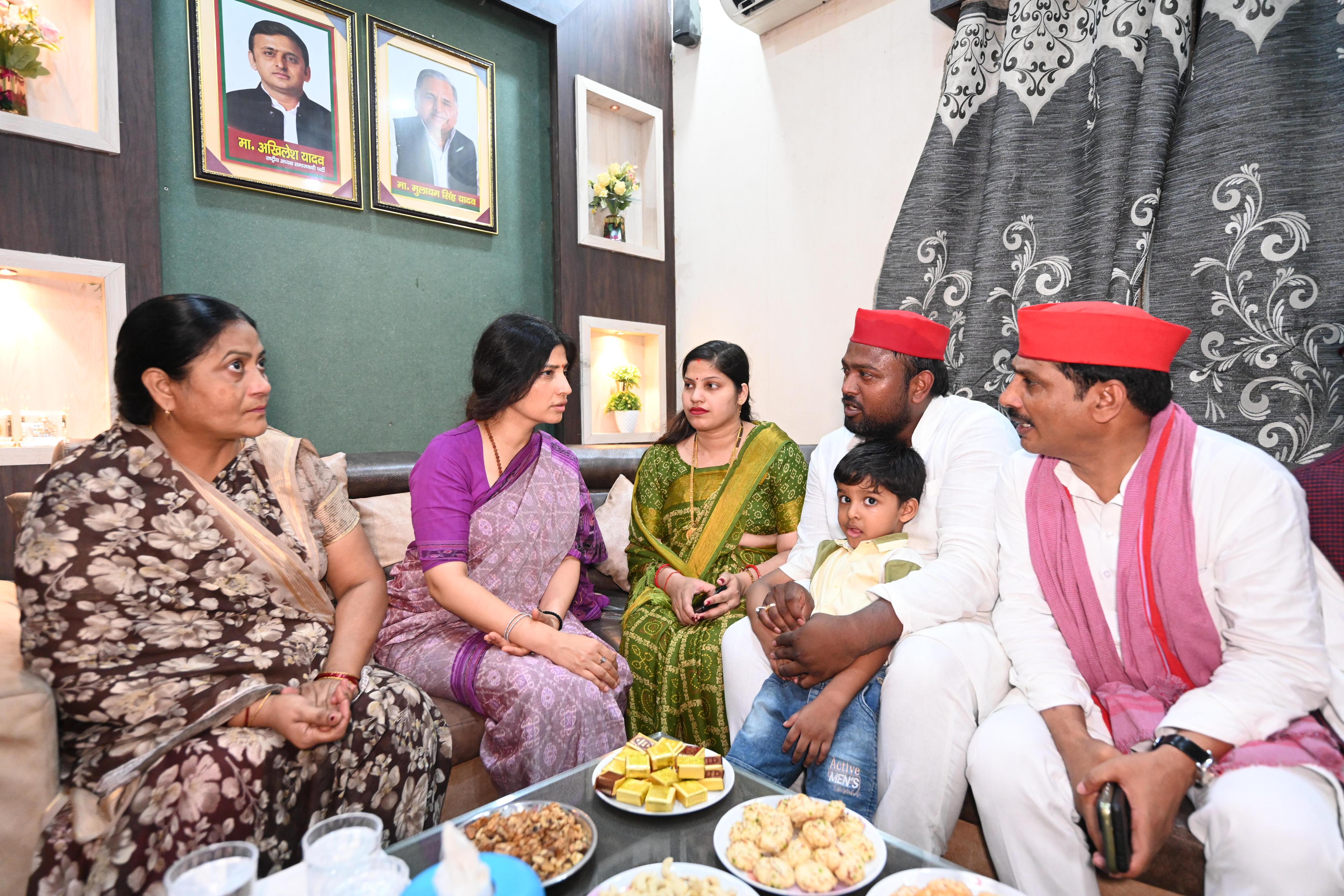 गोरखपुर पहुंची सपा सांसद डिंपल यादव सपा नेताओं के घर जाकर जताई शोक संवेदना* गोरखपुर पहुंची सपा सांसद डिंपल यादव सपा नेताओं के घर जाकर जताई शोक संवेदना*