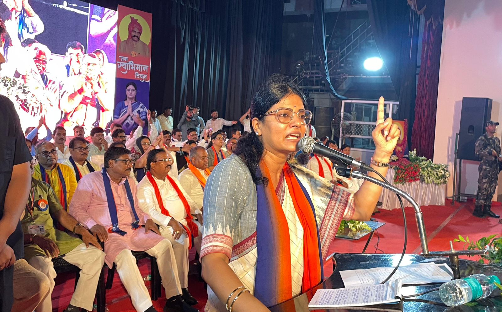 मंच से बाेलती अनुप्रिया पटेल मंच से बाेलती अनुप्रिया पटेल