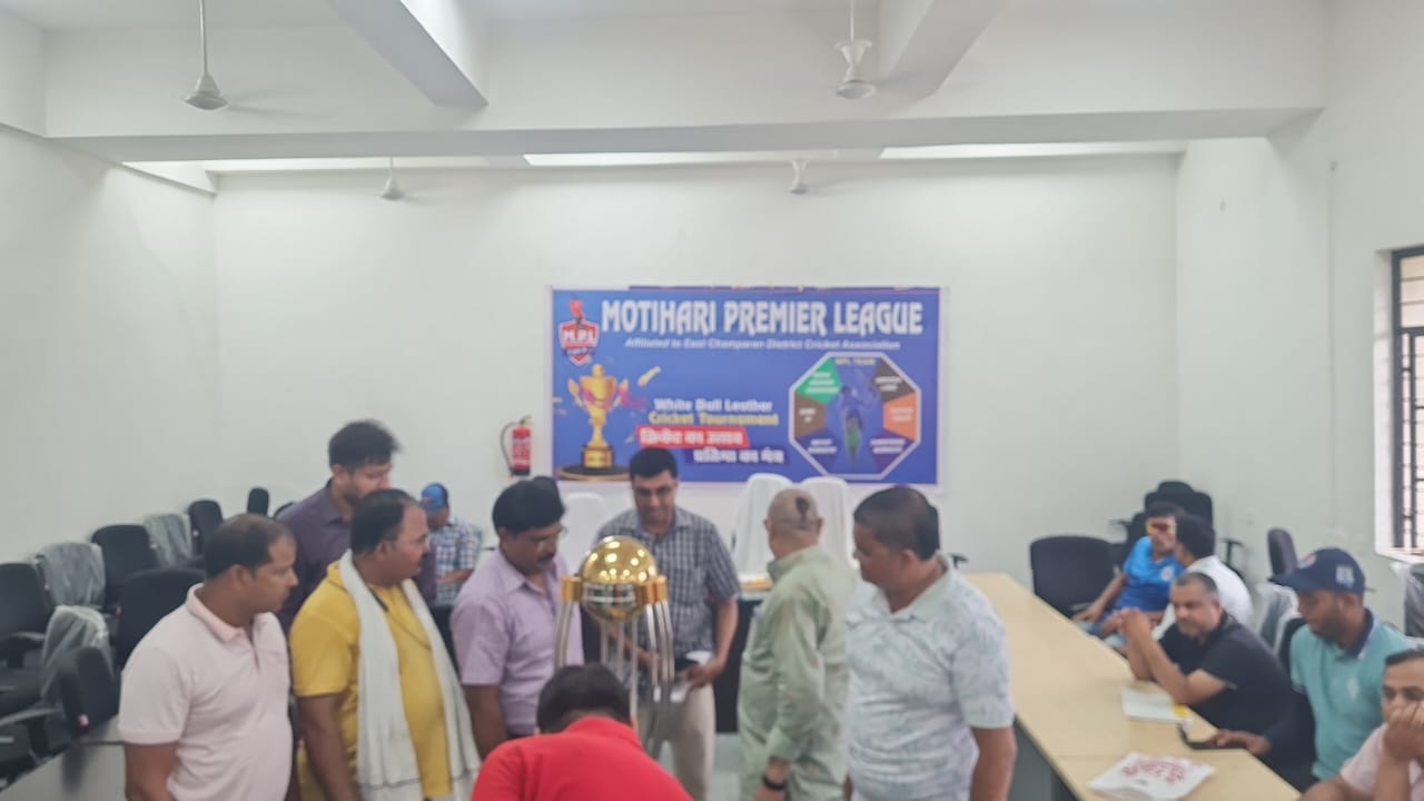 ट्राॅफी का अनावरण करते लीग आयोजन समिति के सदस्य ट्राॅफी का अनावरण करते लीग आयोजन समिति के सदस्य