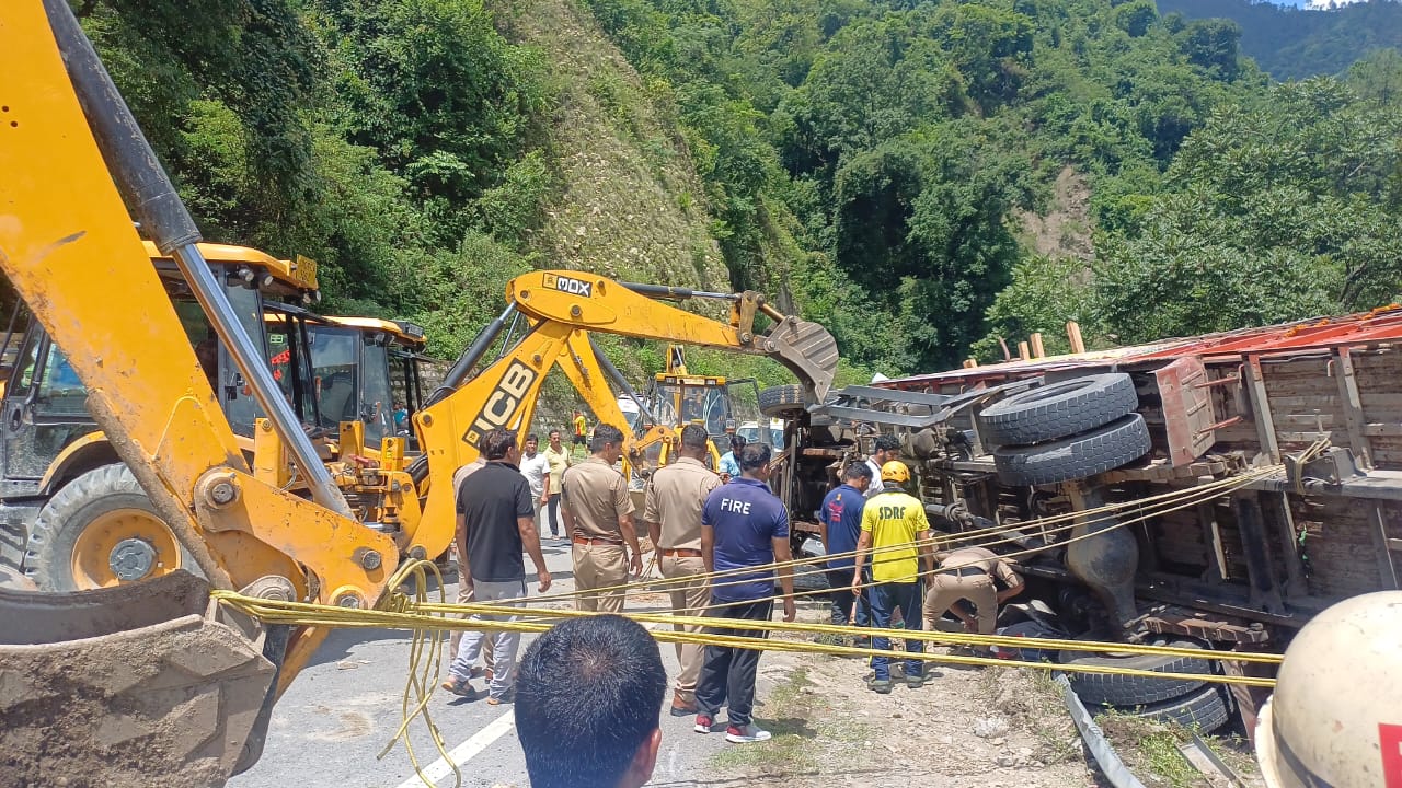 एसडीआरएफ रेस्क्यू करती। एसडीआरएफ रेस्क्यू करती।
