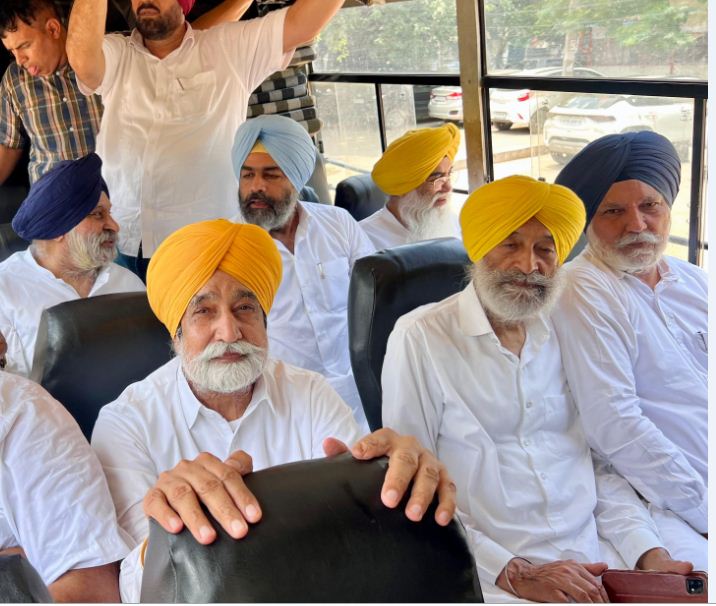 पंजाब के पूर्व मंत्रियों को हिरासत लेकर जाती पुलिस पंजाब के पूर्व मंत्रियों को हिरासत लेकर जाती पुलिस