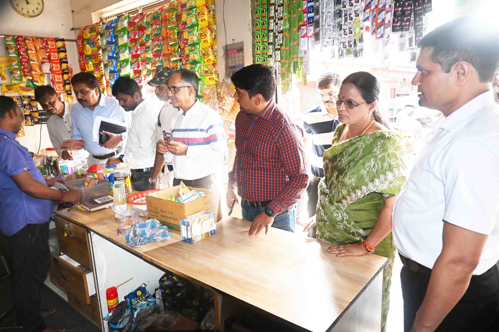 व्यवसायीगण दुकानों प्रतिष्ठानों में अनिवार्य रूप से रखें डस्टबिन - आयुक्त व्यवसायीगण दुकानों प्रतिष्ठानों में अनिवार्य रूप से रखें डस्टबिन - आयुक्त