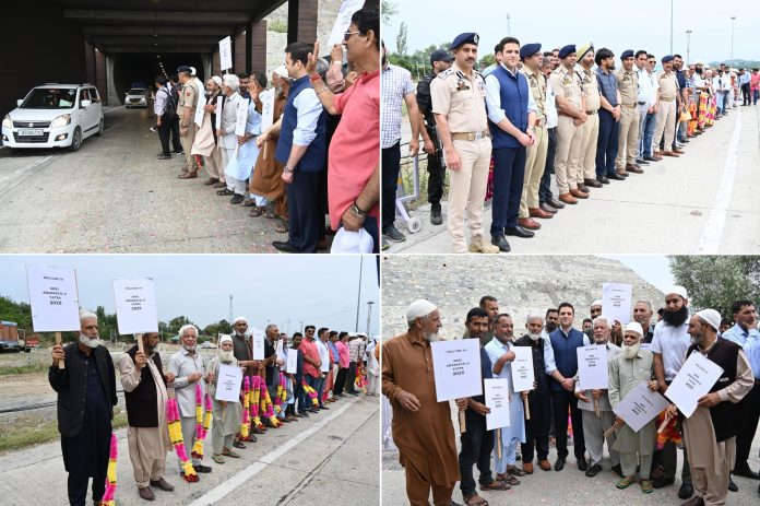 अमरनाथ यात्रा पर निकले यात्रियों के पहले जत्थे के घाटी पहुंचने पर गर्मजोशी से स्वागत अमरनाथ यात्रा पर निकले यात्रियों के पहले जत्थे के घाटी पहुंचने पर गर्मजोशी से स्वागत