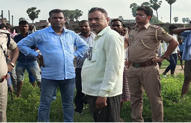 बिहार के नवादा में मृतक का शव नदी से निकालने के दौरान पुलिस -प्रशासन की टीम बिहार के नवादा में मृतक का शव नदी से निकालने के दौरान पुलिस -प्रशासन की टीम