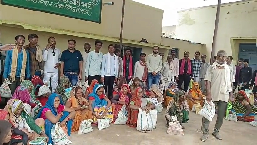 किसानों को बांटे मिनिकिट बीज