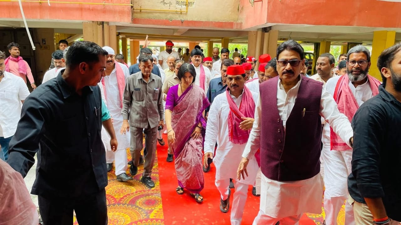 गोरखपुर पहुंची सपा सांसद डिंपल यादव सपा नेताओं के घर जाकर जताई शोक संवेदना* गोरखपुर पहुंची सपा सांसद डिंपल यादव सपा नेताओं के घर जाकर जताई शोक संवेदना*
