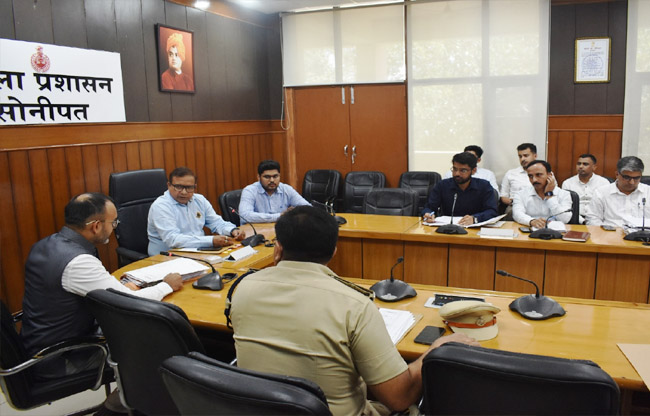 सोनीपत: एचएसएसआईडीसी और शहरी स्थानीय निकायों के अधिकारियों को निर्देश देते उपायुक्त सोनीपत: एचएसएसआईडीसी और शहरी स्थानीय निकायों के अधिकारियों को निर्देश देते उपायुक्त